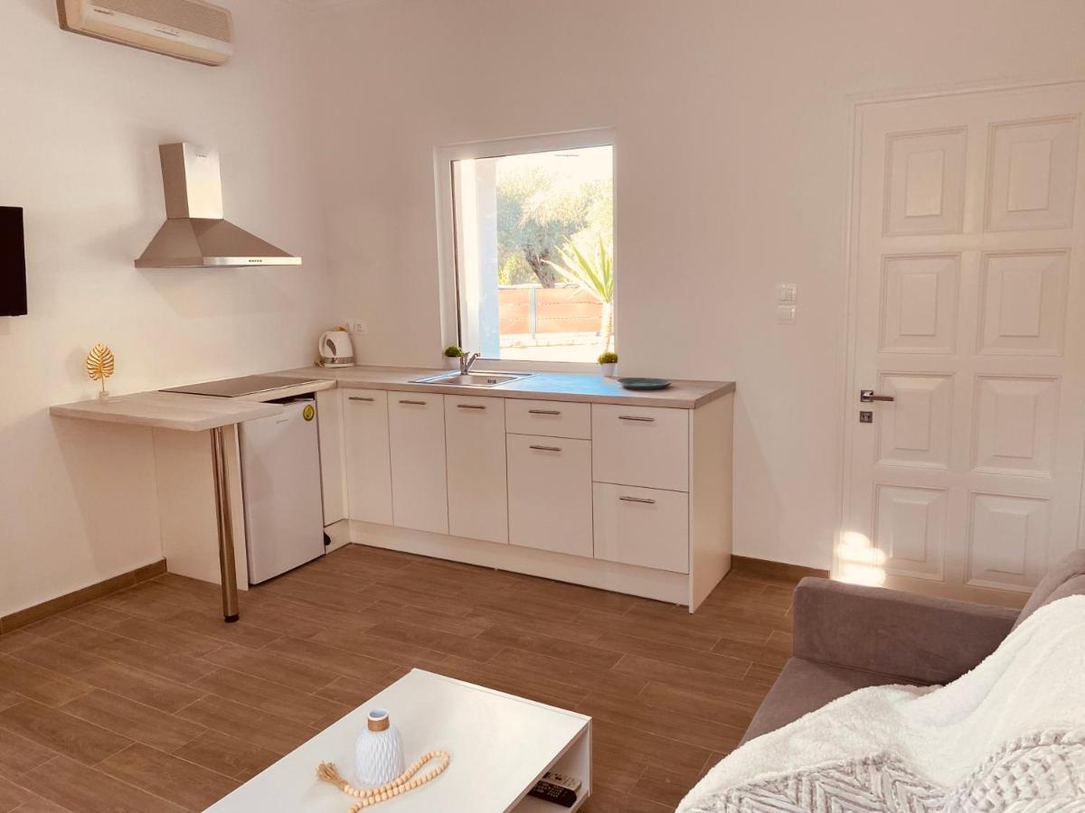 Louvros Luxury Suites 다시아 외부 사진